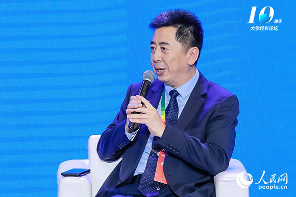 西安交通大學黨委常委、副校長洪軍出席圓桌論壇并發言。