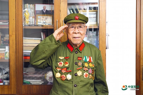 “一輩子跟著黨追求光明” ——記九十五歲抗戰老兵、白求恩國際和平醫院眼科原主任劉世鉞 